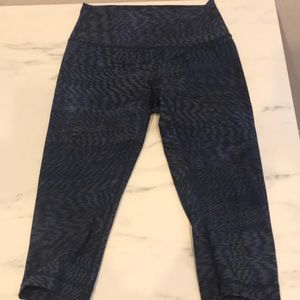 Lululemon 17” inch crops size 6